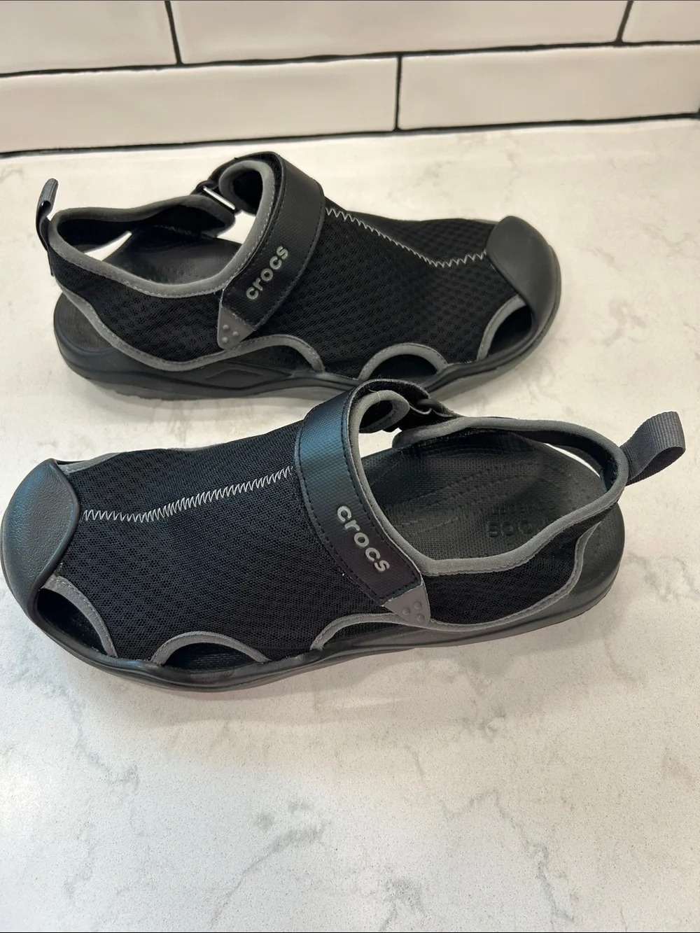CROCS Swiftwater Mesh Deck Sandal Athletic Men’s Size 10 Black & Gray NEW